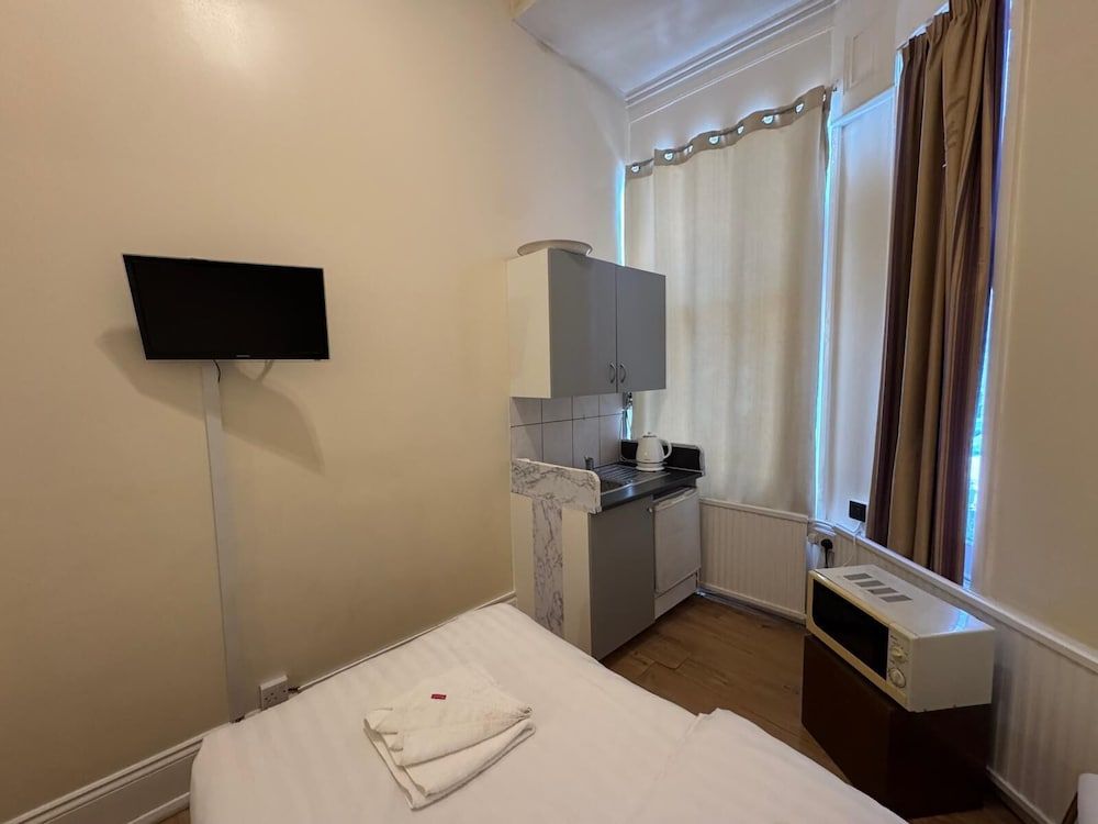 Anwar House Triple Room (37 Collingaham Place) 25