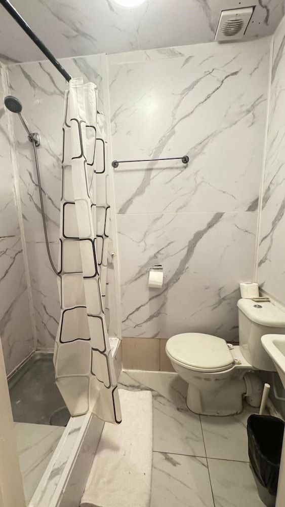 Anwar House Triple Room (37 Collingaham Place) 18