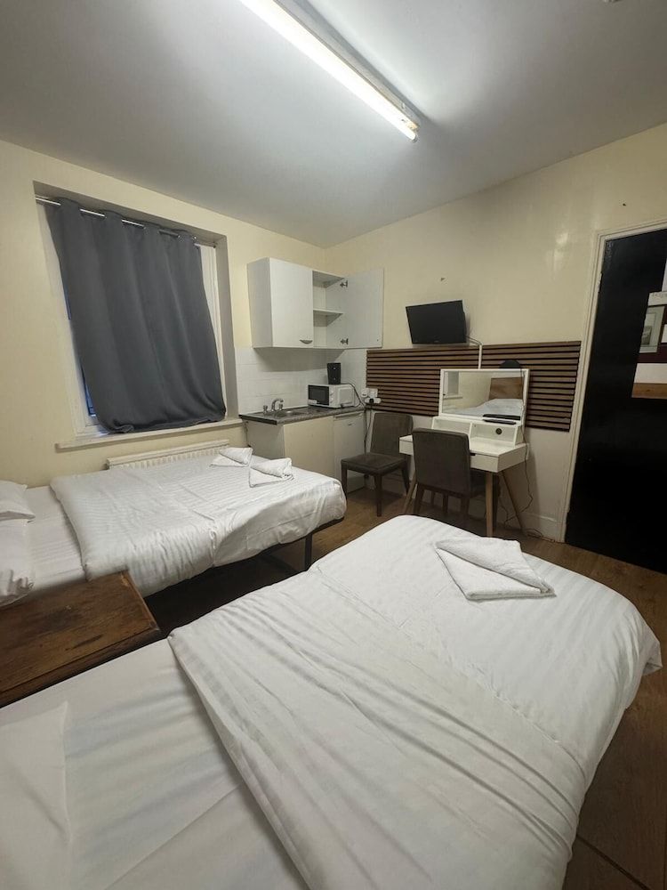 Anwar House Triple Room (37 Collingaham Place) 12