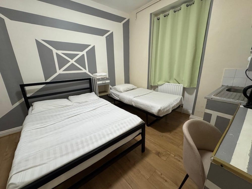 Anwar House Triple Room (37 Collingaham Place) 14