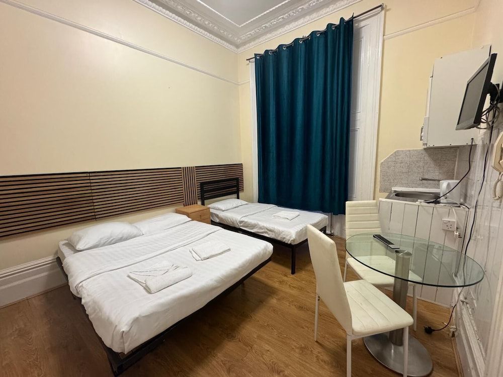 Anwar House Triple Room (37 Collingaham Place) 9