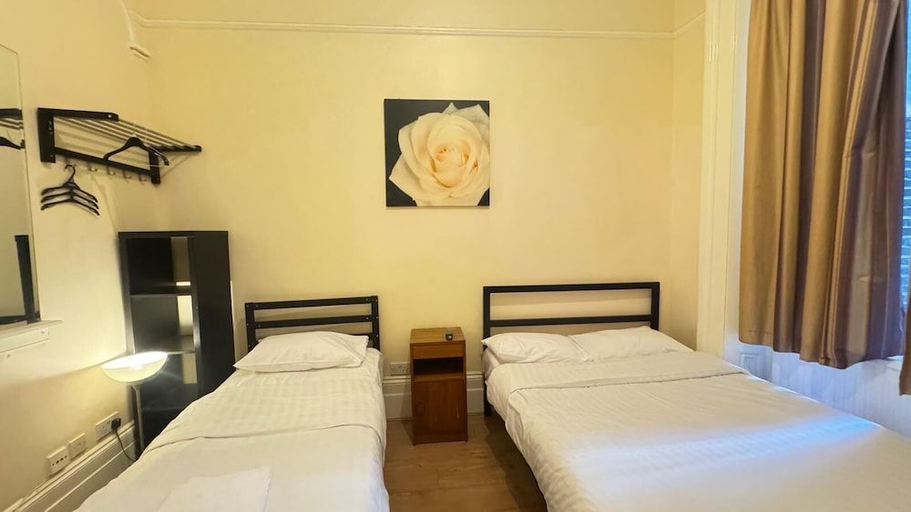 Anwar House Triple Room (37 Collingaham Place) 5