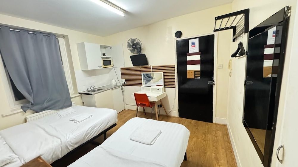 Anwar House Triple Room (37 Collingaham Place) 3