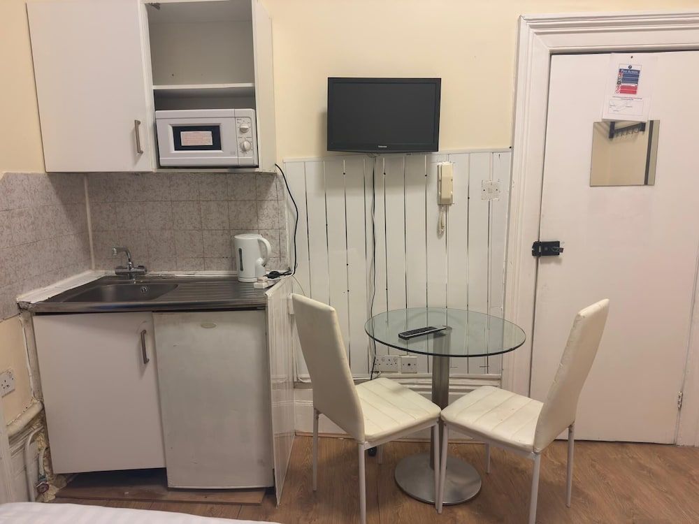 Anwar House Triple Room (37 Collingaham Place) 26