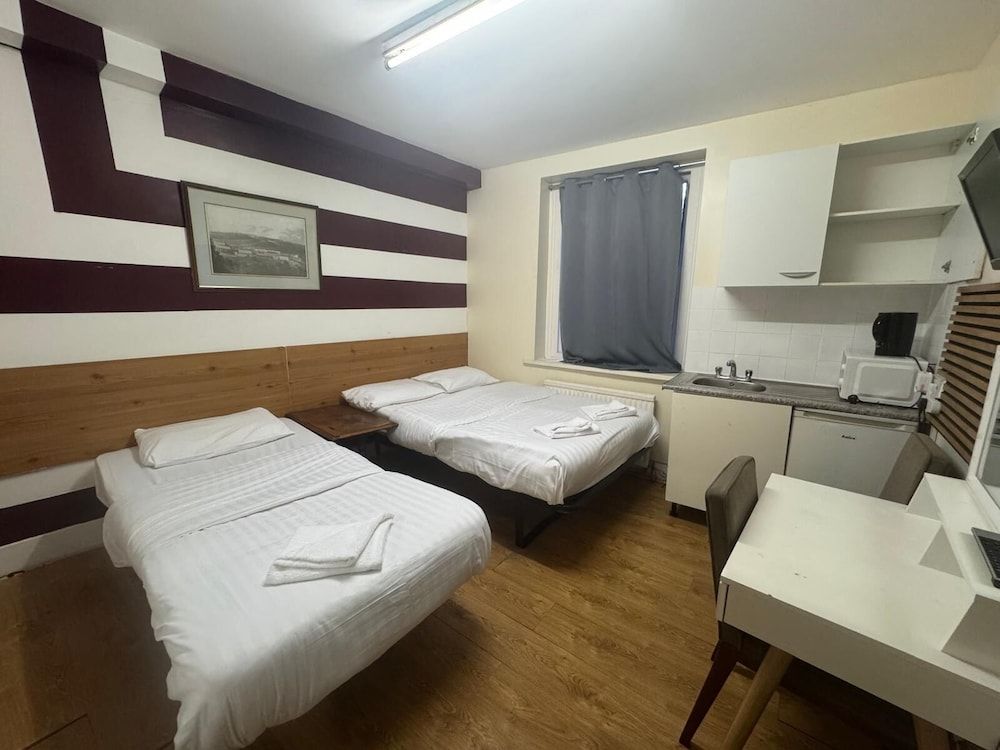 Anwar House Triple Room (37 Collingaham Place) 11