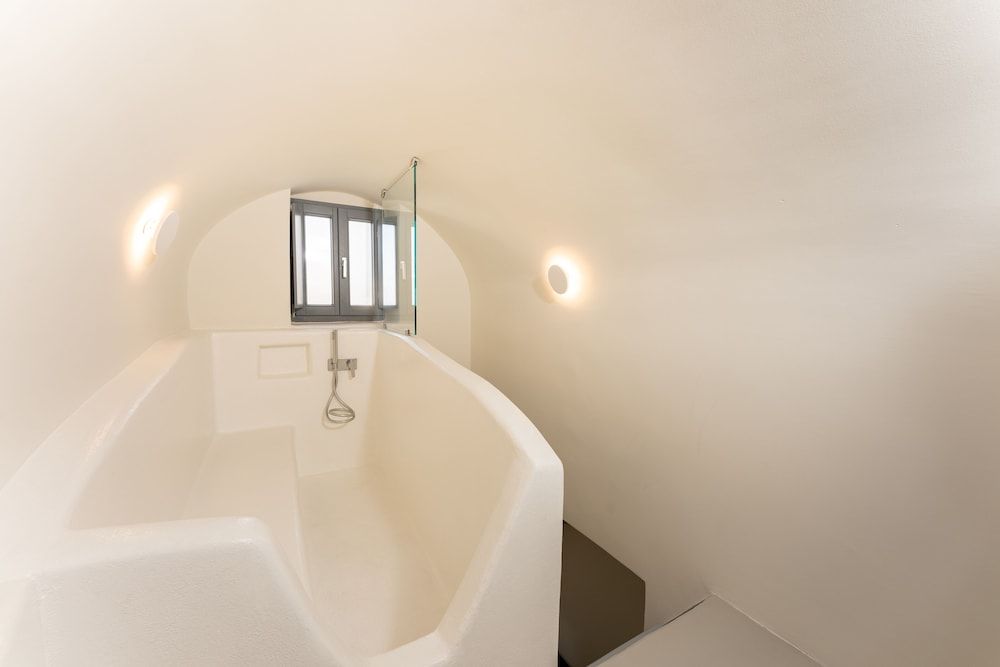 CILON Suites Petite Cave Suite (Outdoor Hot Tub - Caldera View) 5