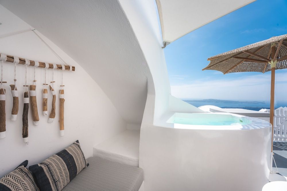 CILON Suites Petite Cave Suite (Outdoor Hot Tub - Caldera View) 3