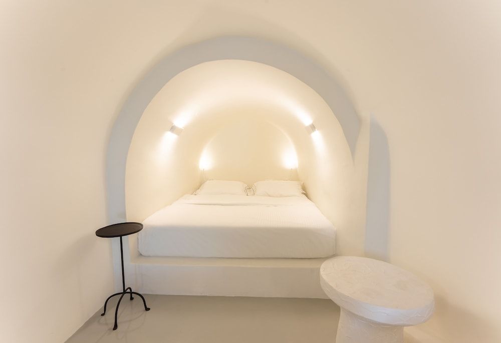 CILON Suites Petite Cave Suite (Outdoor Hot Tub - Caldera View) 2