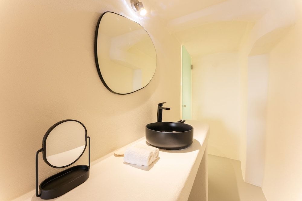 CILON Suites Petite Cave Suite (Outdoor Hot Tub - Caldera View) 4