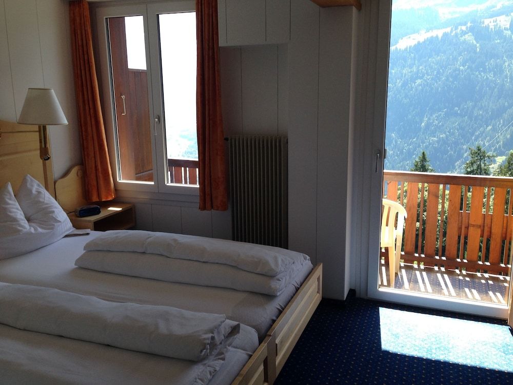 Hotel Bellevue - Traditional Swiss Hideaway Twin Room, Balcony, Mountain View 3