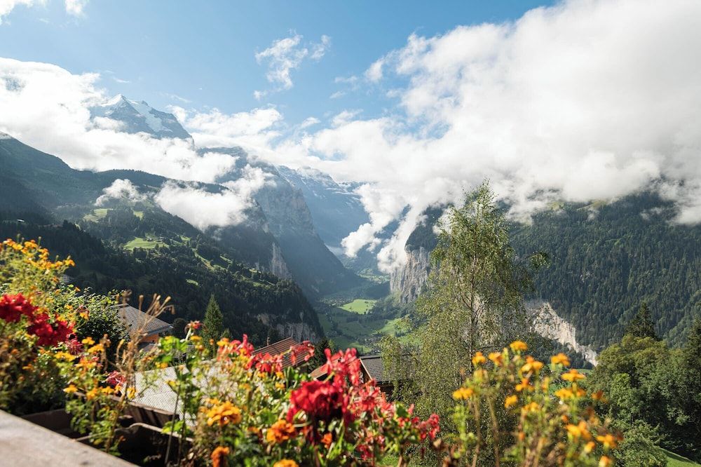 Hotel Bellevue - Traditional Swiss Hideaway Twin Room, Balcony, Mountain View 15