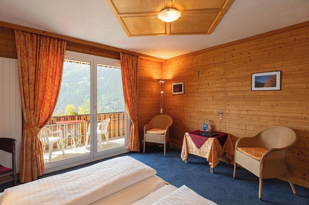 Hotel Bellevue - Traditional Swiss Hideaway Twin Room, Balcony, Mountain View 8