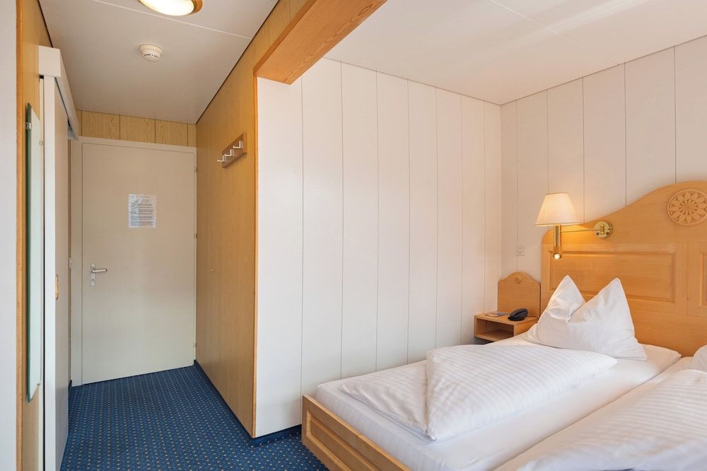 Hotel Bellevue - Traditional Swiss Hideaway Twin Room, Balcony, Mountain View 5