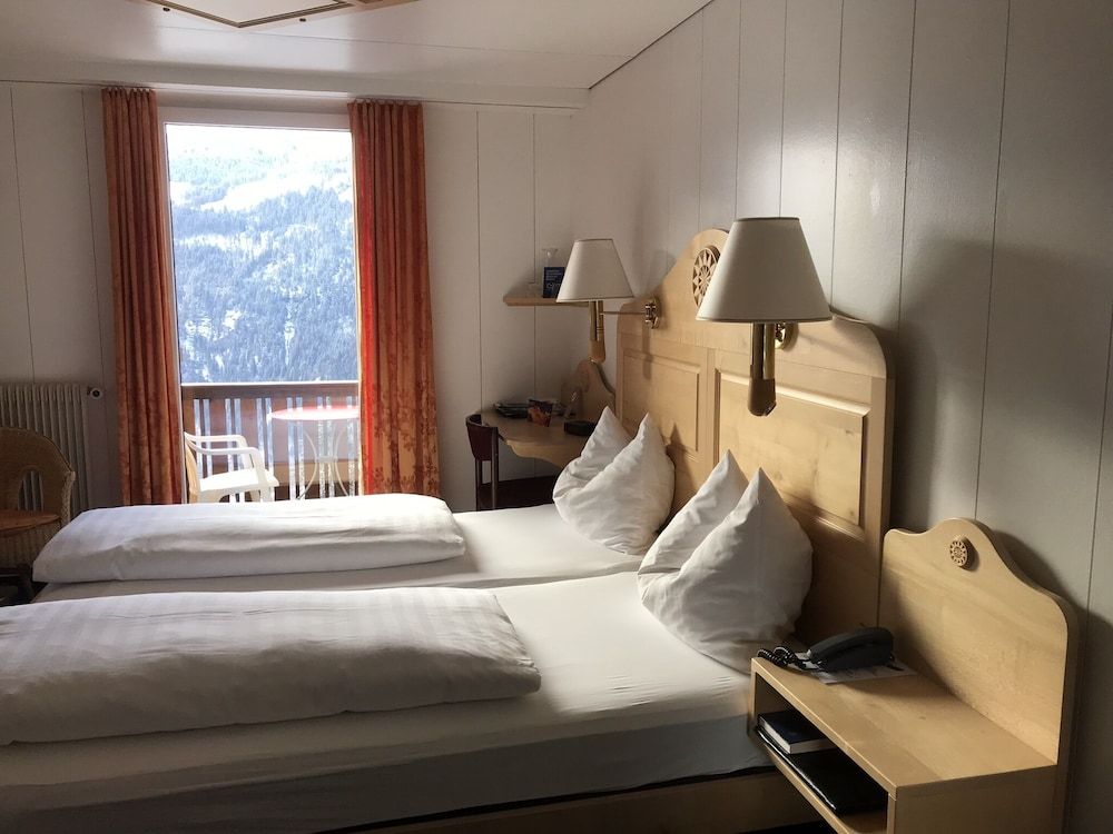Hotel Bellevue - Traditional Swiss Hideaway Twin Room, Balcony, Mountain View 2