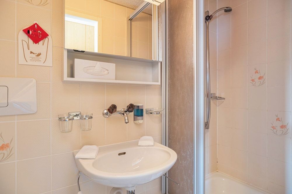 Hotel Bellevue - Traditional Swiss Hideaway Twin Room, Balcony, Mountain View 20