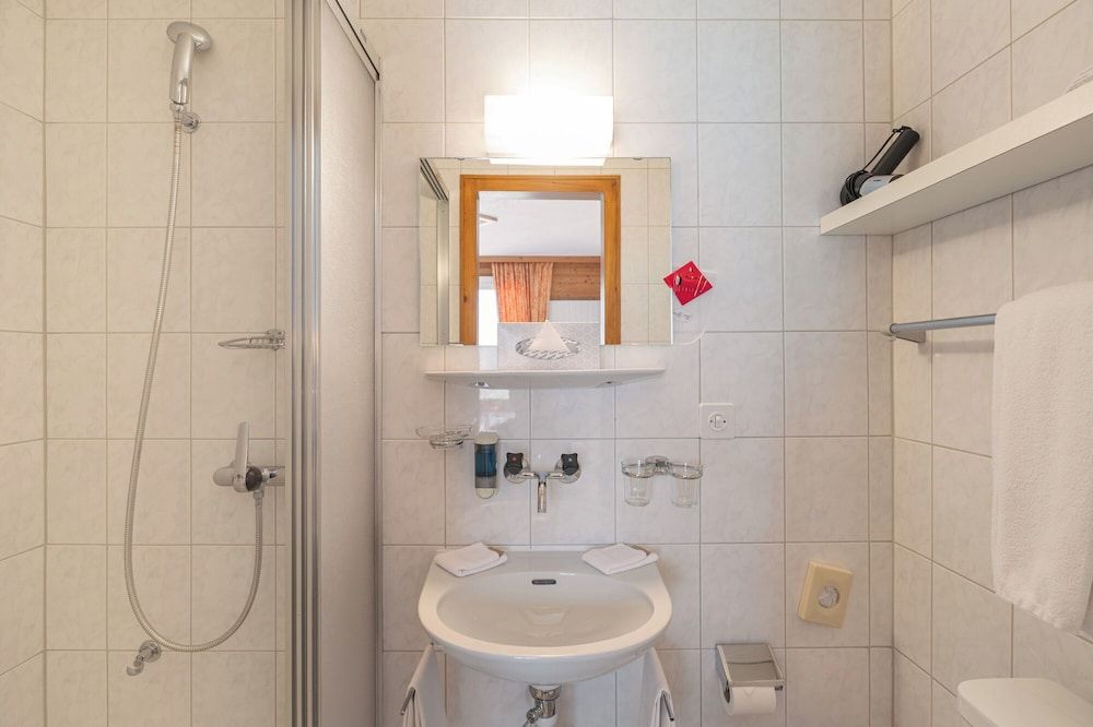 Hotel Bellevue - Traditional Swiss Hideaway Twin Room, Balcony, Mountain View 21