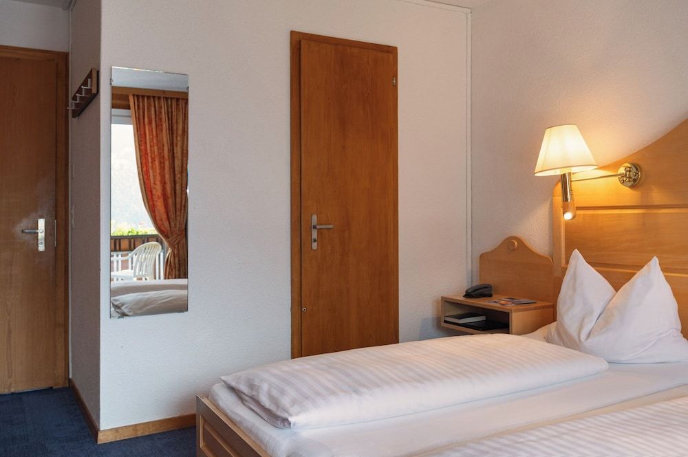 Hotel Bellevue - Traditional Swiss Hideaway Twin Room, Balcony, Mountain View 11