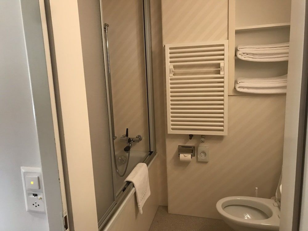 Hotel Bellevue - Traditional Swiss Hideaway Double Room 15