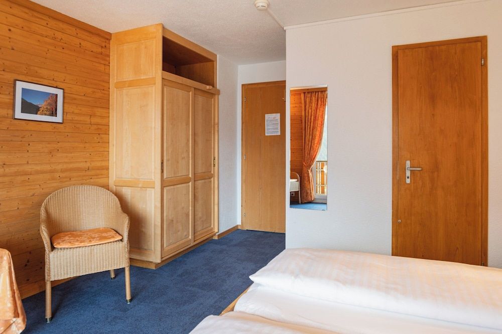 Hotel Bellevue - Traditional Swiss Hideaway Twin Room, Balcony, Mountain View 9