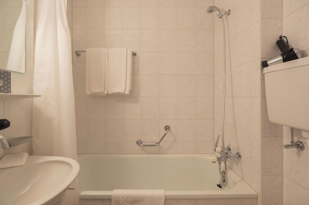 Hotel Bellevue - Traditional Swiss Hideaway Double Room 17