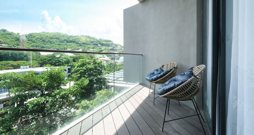 Meruorah Komodo Labuan Bajo Signature Hill View Twin Bed 3