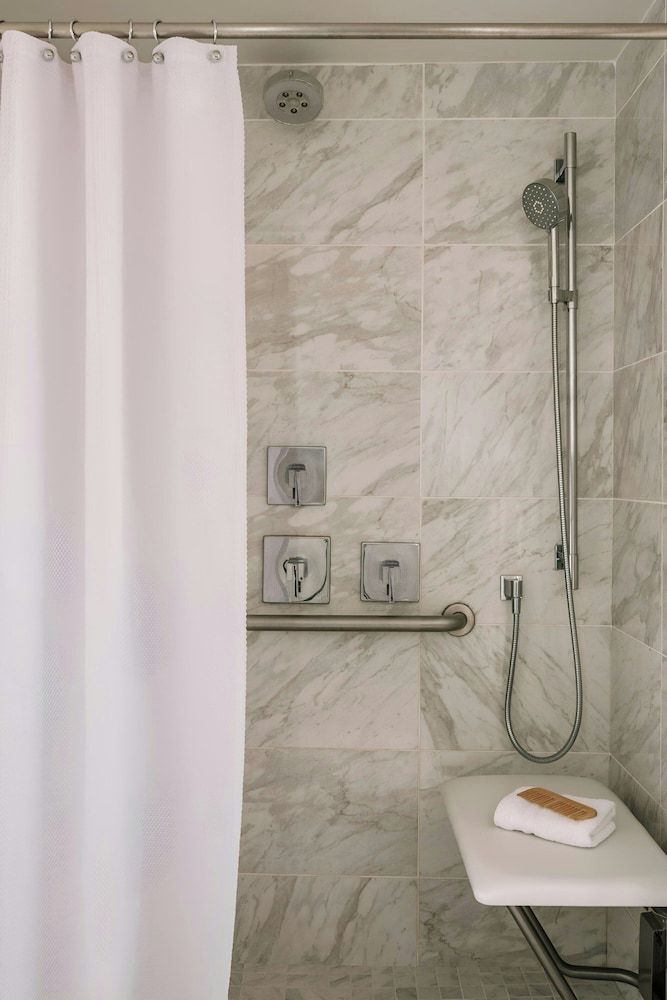 No. 284 Back Bay Hotel, Sonder by Marriott Bonvoy Room, 1 Queen Bed (Mobility Accessible w/ Roll-in Shower) 4