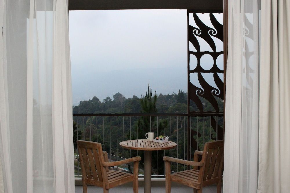 Pesona Alam Resort & Spa Deluxe Room, Mountain View 2