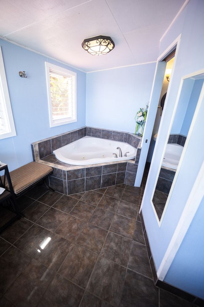 Hilltop Vacation Rental Panoramic Suite, 1 King Bed, Non Smoking 5