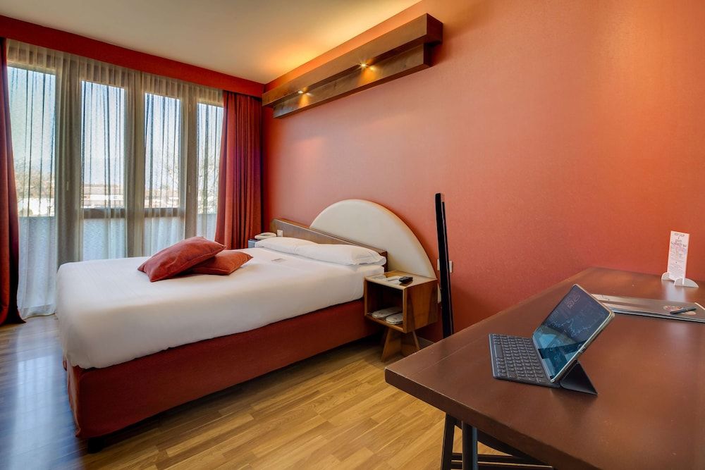 La Villa, Sure Hotel Collection by Best Western Deluxe Double Room, 1 Queen Bed 3