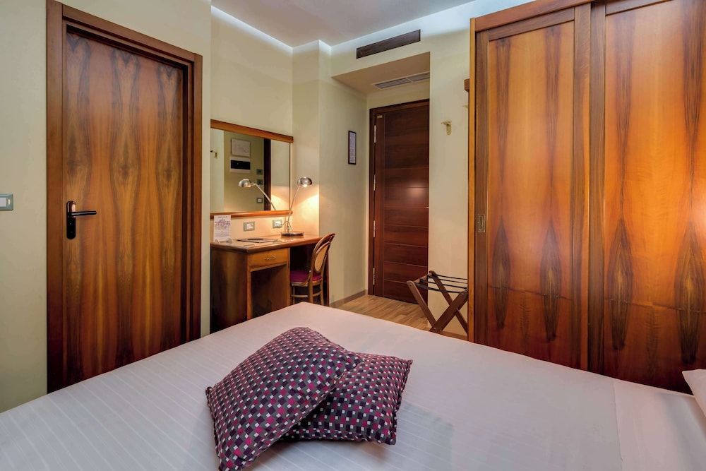 La Villa, Sure Hotel Collection by Best Western Deluxe Double Room, 1 Queen Bed 9