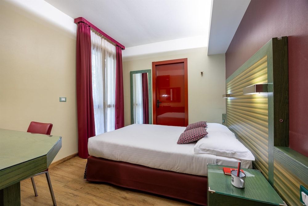 La Villa, Sure Hotel Collection by Best Western Deluxe Double Room, 1 Queen Bed 4