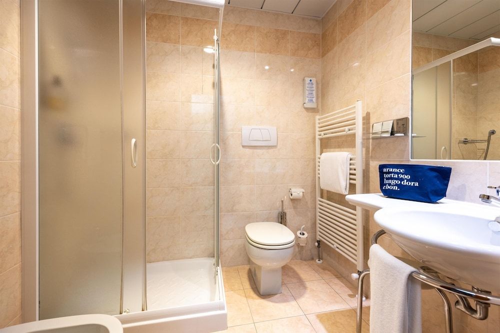 La Villa, Sure Hotel Collection by Best Western Suite, 1 King Bed with Sofa bed 2