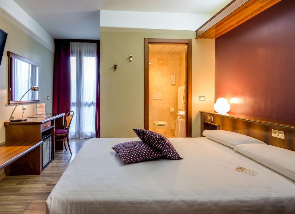 La Villa, Sure Hotel Collection by Best Western Deluxe Double Room, 1 Queen Bed 5