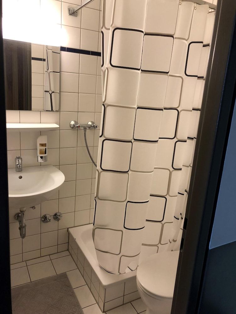 Hotel Bayrischer Hof Standard Single Room, Ensuite 4