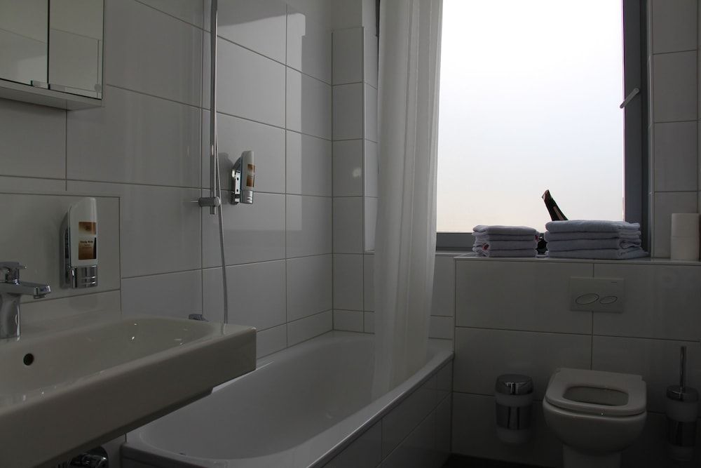 Hotel Bayrischer Hof Deluxe Apartment, Private Bathroom (3 Schlafzimmer - #28) 5