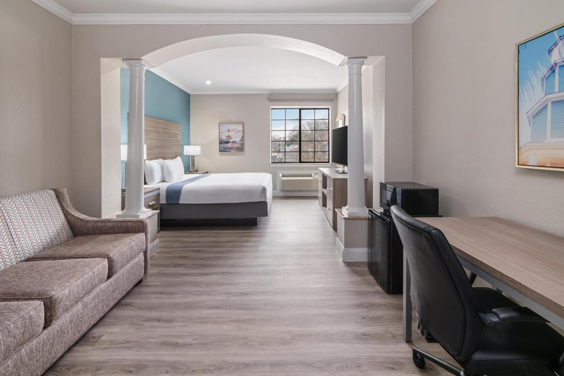 King Suite with Sofa Bed and Bath Tub - Disability Access/Non-Smoking