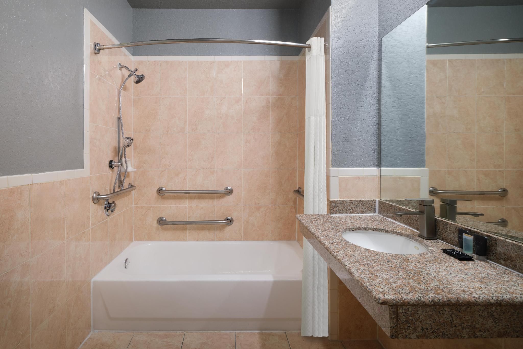 Accessibility - 2 Queens, Bathtub, Grab Bar, Nonsmoking