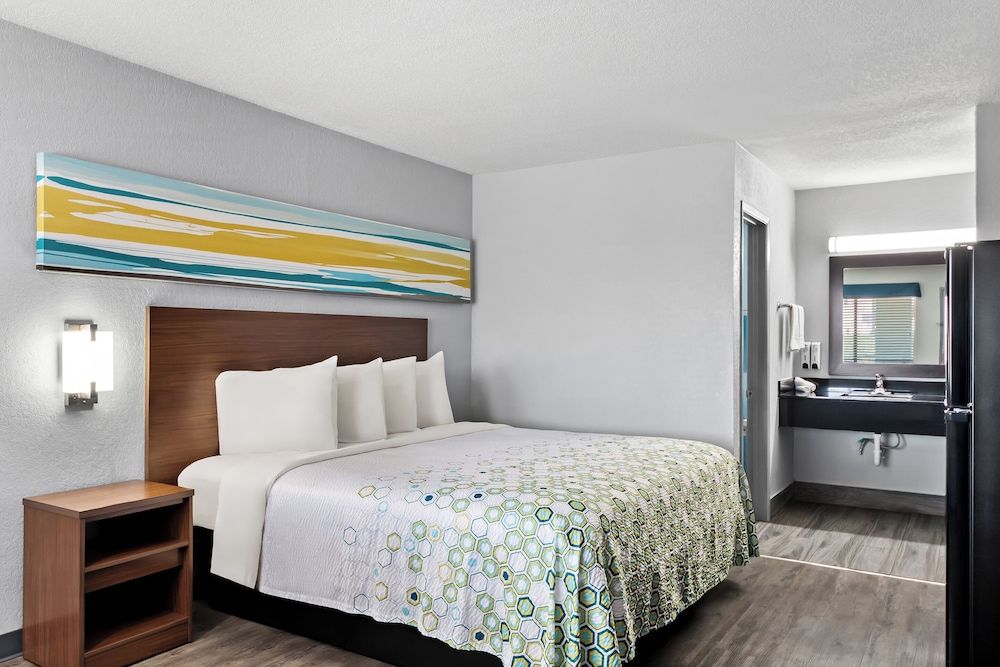 Studio, 1 King Bed, Non Smoking (Stovetop)