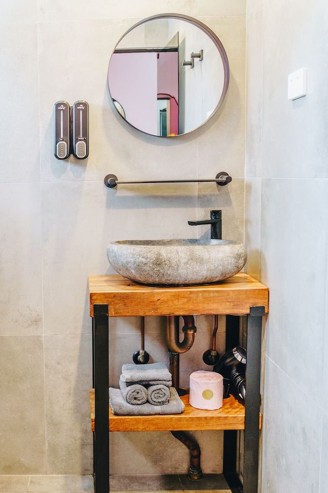 The Pink Hotel Coolangatta Superior King Room 3