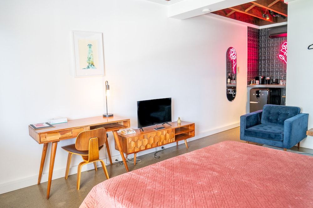 The Pink Hotel Coolangatta Superior King Room 4