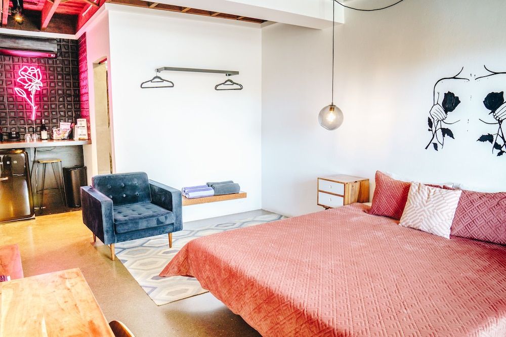 The Pink Hotel Coolangatta Superior King Room 2