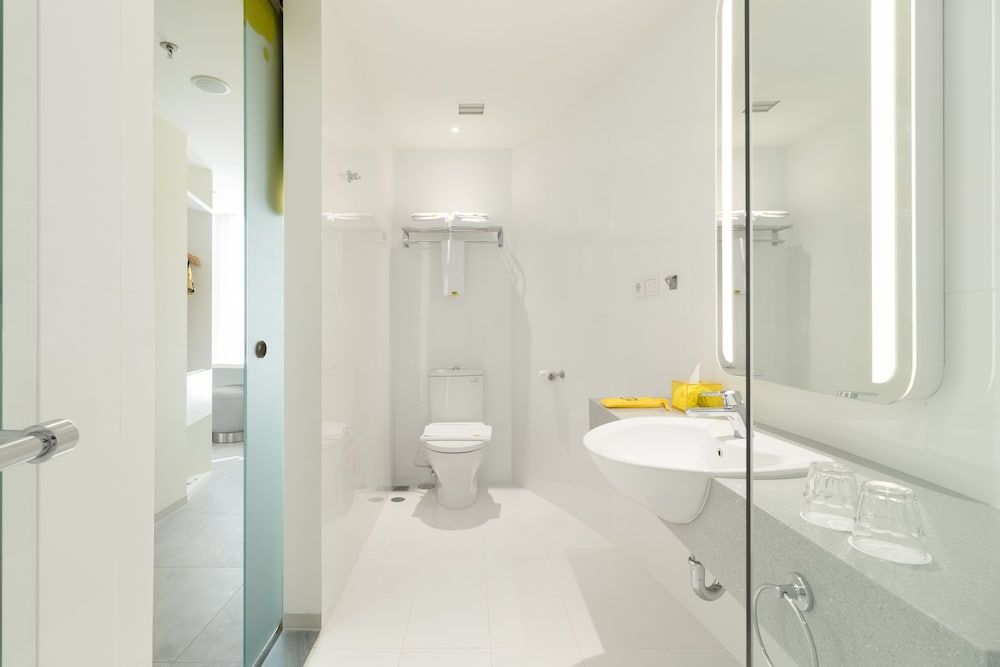 YELLO Hotel Kuta Beachwalk Bali YELLO Room 6