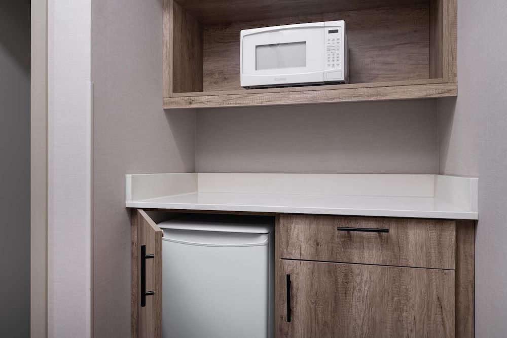 Best Western Premier Executive Residency Medicine Hat Suite, 1 King Bed, Non Smoking, Kitchen (with Sofabed, Full Kitchen) 4