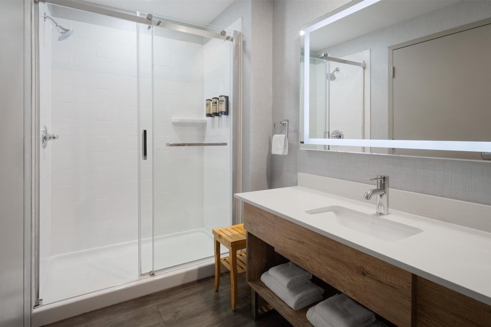 Best Western Premier Executive Residency Medicine Hat Suite, 1 King Bed, Non Smoking, Kitchen (with Sofabed, Full Kitchen) 2