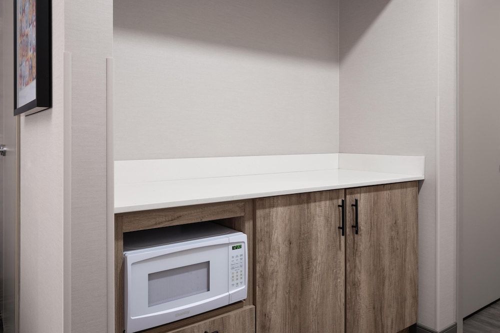 Best Western Premier Executive Residency Medicine Hat Standard Room, 1 King Bed, Accessible, Refrigerator & Microwave (Walk-in Shower) 3