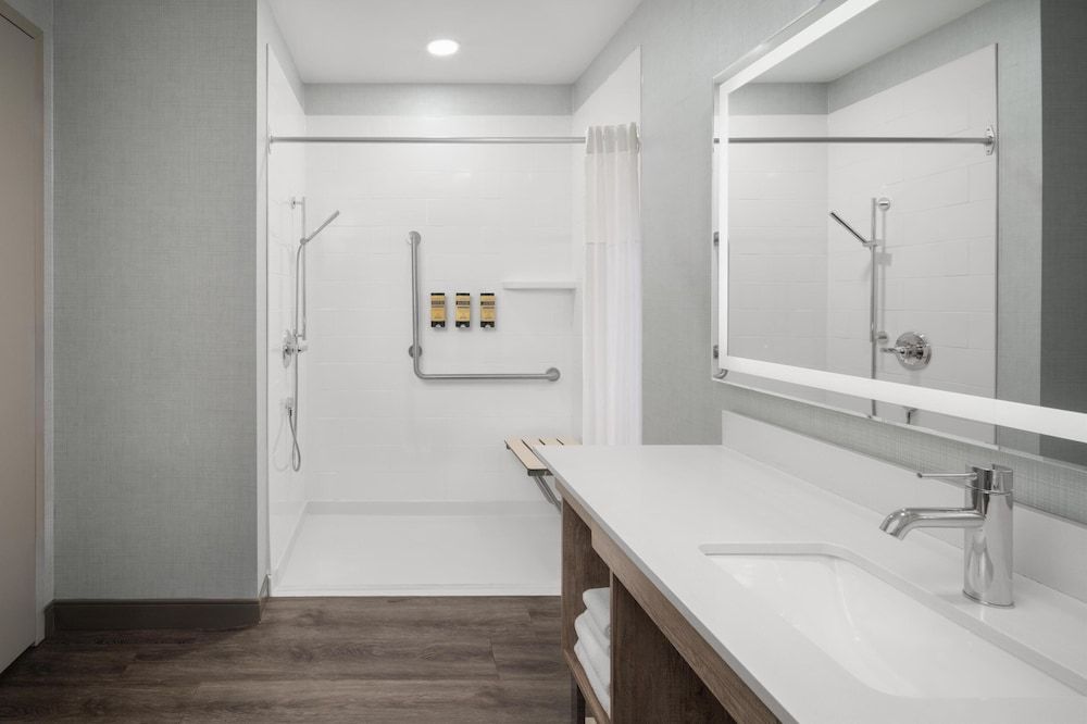 Best Western Premier Executive Residency Medicine Hat Standard Room, 1 King Bed, Accessible, Refrigerator & Microwave (Walk-in Shower) 2