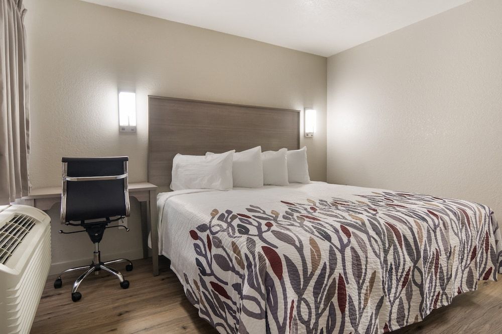 Standard Room, 1 King Bed, Accessible, Smoking