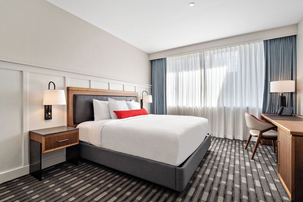 Deluxe Room, 1 King Bed, Accessible