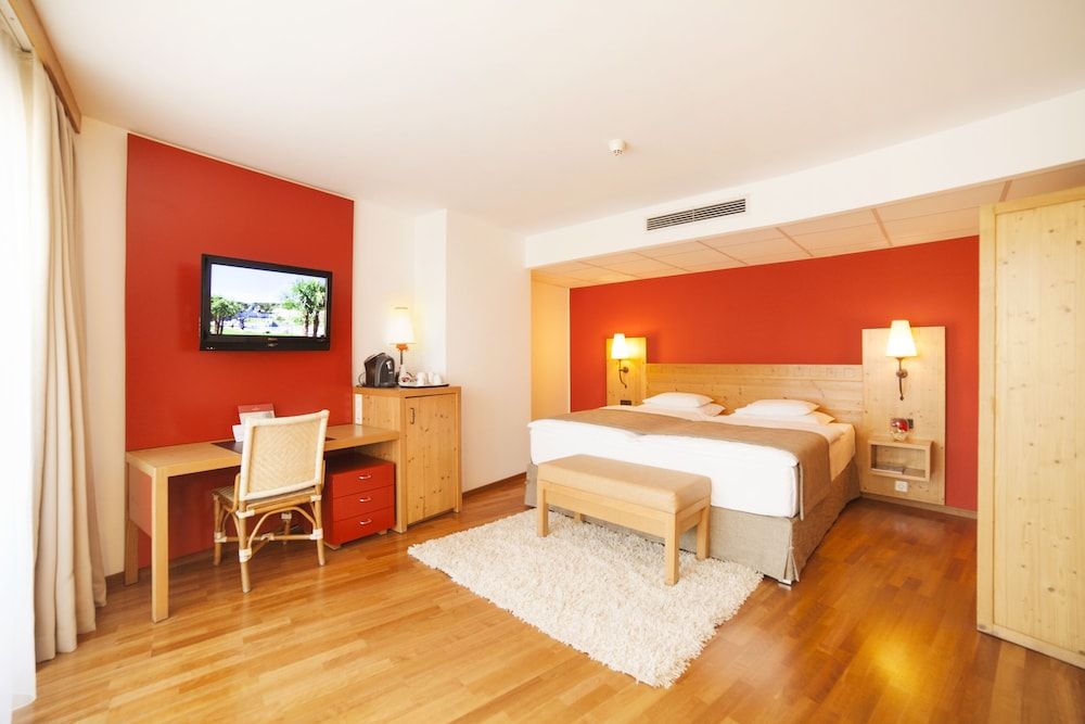 Rogner Hotel Tirana Junior Suite, City View (Single Use) 3