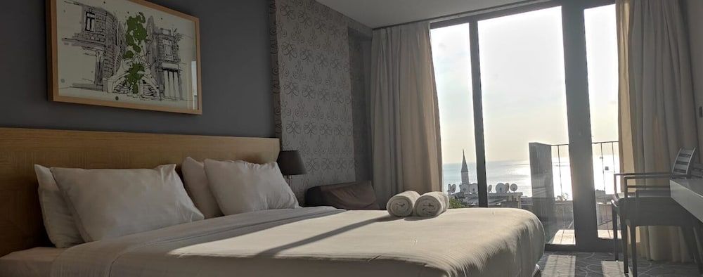 Four-G Hotel Deluxe Room, Sea View 6